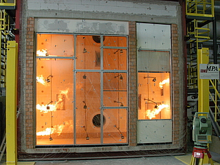 Glasfassade im beflammten Prüfofen
